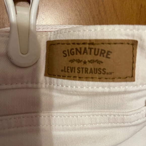 Signature Levi Stratus white Jean. - Picture 3 of 3